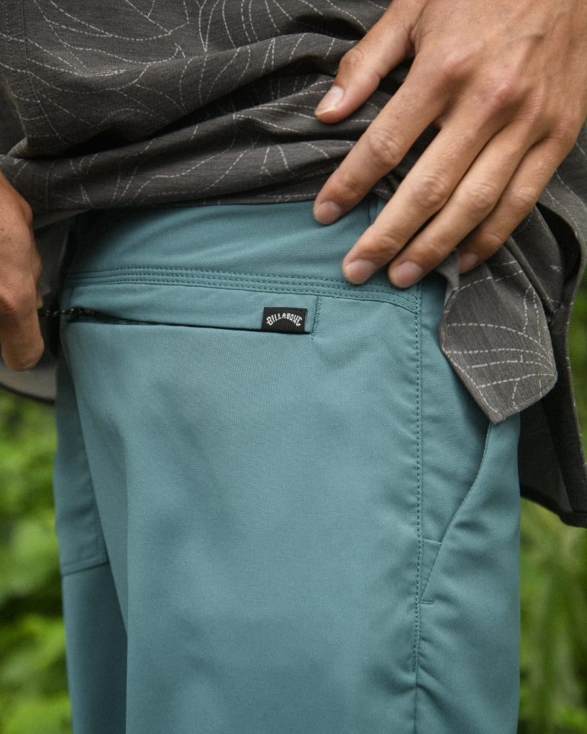 Surftrek Journey 20" Hybrid Shorts - Marine